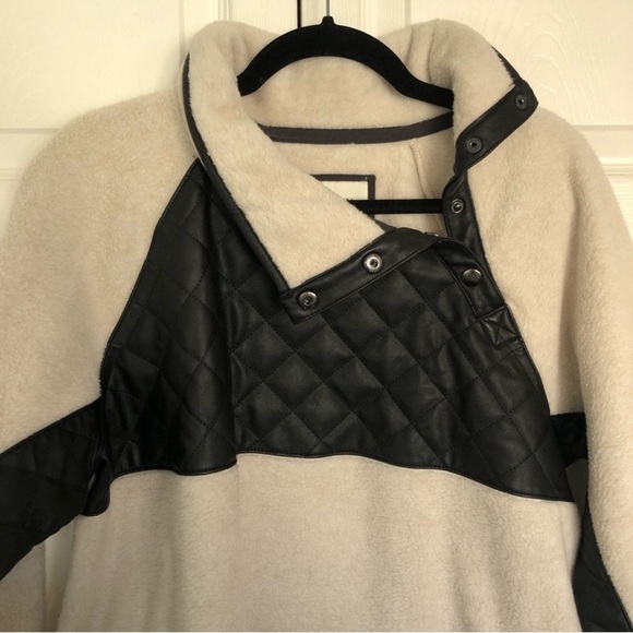 Abercrombie and Fitch Crème and Black Pleather
Snap Up Fleece Pullover Size L - Picture 4 of 11